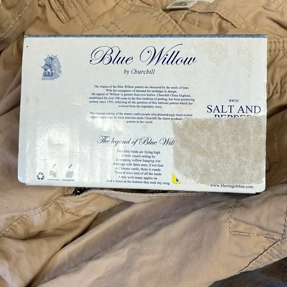 Blue Willow Salt and Pepper Shakers - Picture 9 of 9